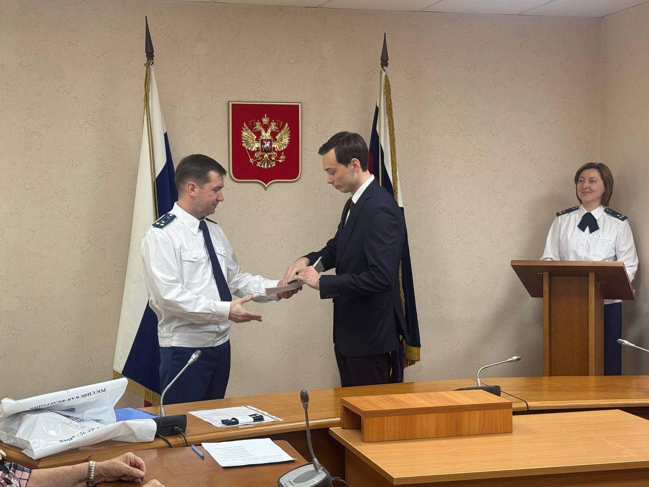 Сегодня, 28 октября 2025 года, пройдя успешно свою первую аттестацию, в прокуратуре Свердловской области приняли Присягу прокурора два молодых сотрудника, а еще пятерым были вручены их первые погоны Сегодня, 28 октября 2025 года, пройдя успешно свою первую аттестацию, в прокуратуре Свердловской области приняли Присягу прокурора два молодых сотрудника, а еще пятерым были вручены их первые погоны