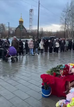 Стихийный мемориал образовался на месте гибели двух маленьких сестер в Ревде Свердловской области, где пьяный водитель вылетел на тротуар
