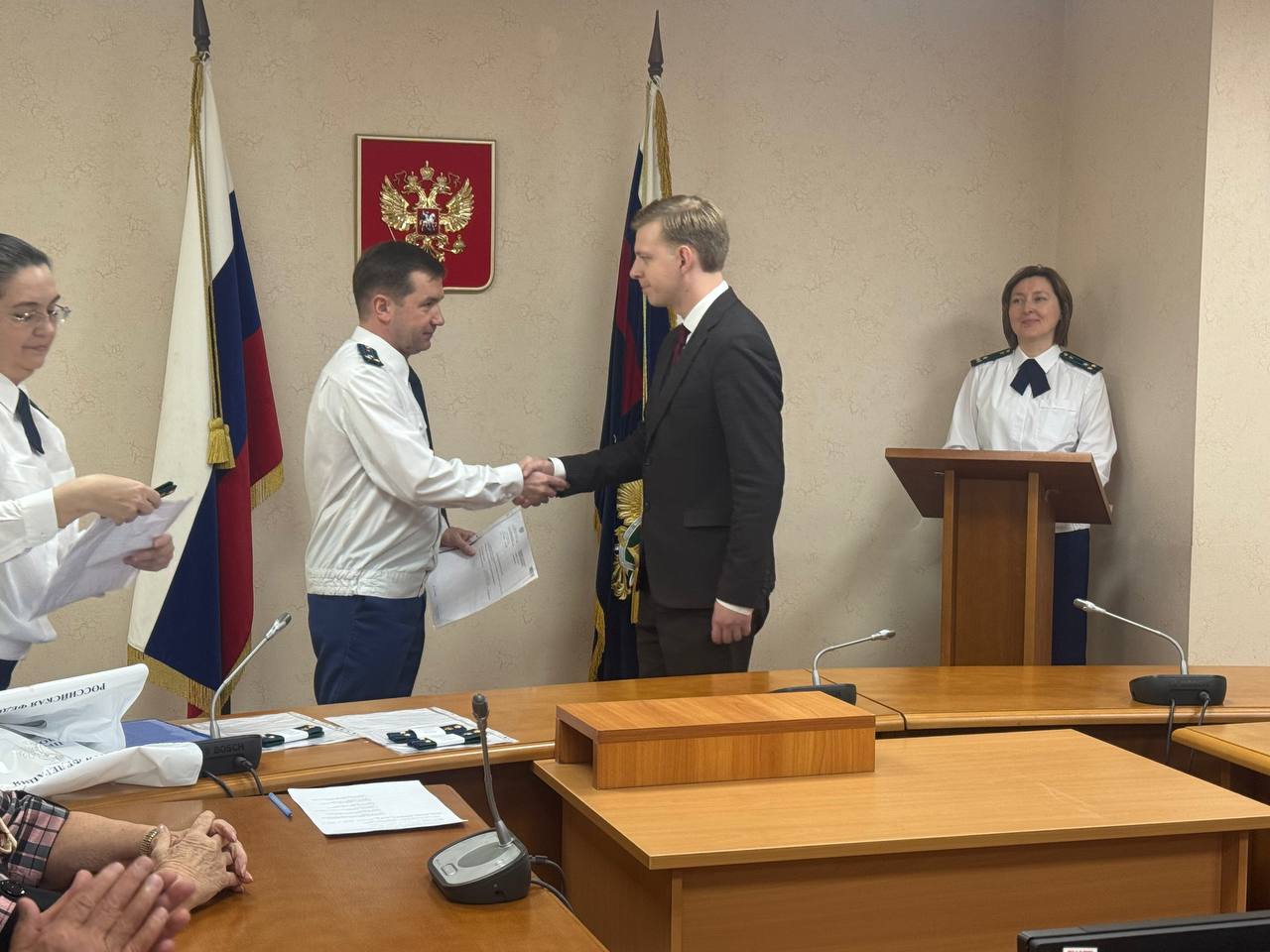 Сегодня, 28 октября 2025 года, пройдя успешно свою первую аттестацию, в прокуратуре Свердловской области приняли Присягу прокурора два молодых сотрудника, а еще пятерым были вручены их первые погоны Сегодня, 28 октября 2025 года, пройдя успешно свою первую аттестацию, в прокуратуре Свердловской области приняли Присягу прокурора два молодых сотрудника, а еще пятерым были вручены их первые погоны