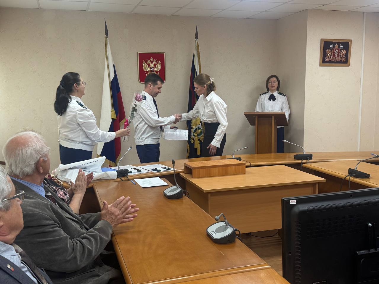 Сегодня, 28 октября 2025 года, пройдя успешно свою первую аттестацию, в прокуратуре Свердловской области приняли Присягу прокурора два молодых сотрудника, а еще пятерым были вручены их первые погоны Сегодня, 28 октября 2025 года, пройдя успешно свою первую аттестацию, в прокуратуре Свердловской области приняли Присягу прокурора два молодых сотрудника, а еще пятерым были вручены их первые погоны