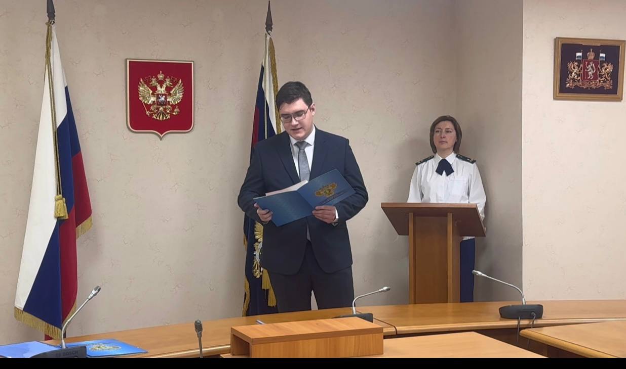 Сегодня, 28 октября 2025 года, пройдя успешно свою первую аттестацию, в прокуратуре Свердловской области приняли Присягу прокурора два молодых сотрудника, а еще пятерым были вручены их первые погоны Сегодня, 28 октября 2025 года, пройдя успешно свою первую аттестацию, в прокуратуре Свердловской области приняли Присягу прокурора два молодых сотрудника, а еще пятерым были вручены их первые погоны