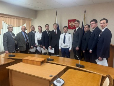 Сегодня, 28 октября 2025 года, пройдя успешно свою первую аттестацию, в прокуратуре Свердловской области приняли Присягу прокурора два молодых сотрудника, а еще пятерым были вручены их первые погоны