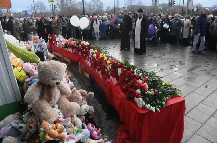 «Город у нас весь плачет. У нас даже дождь пошёл» «Город у нас весь плачет. У нас даже дождь пошёл»