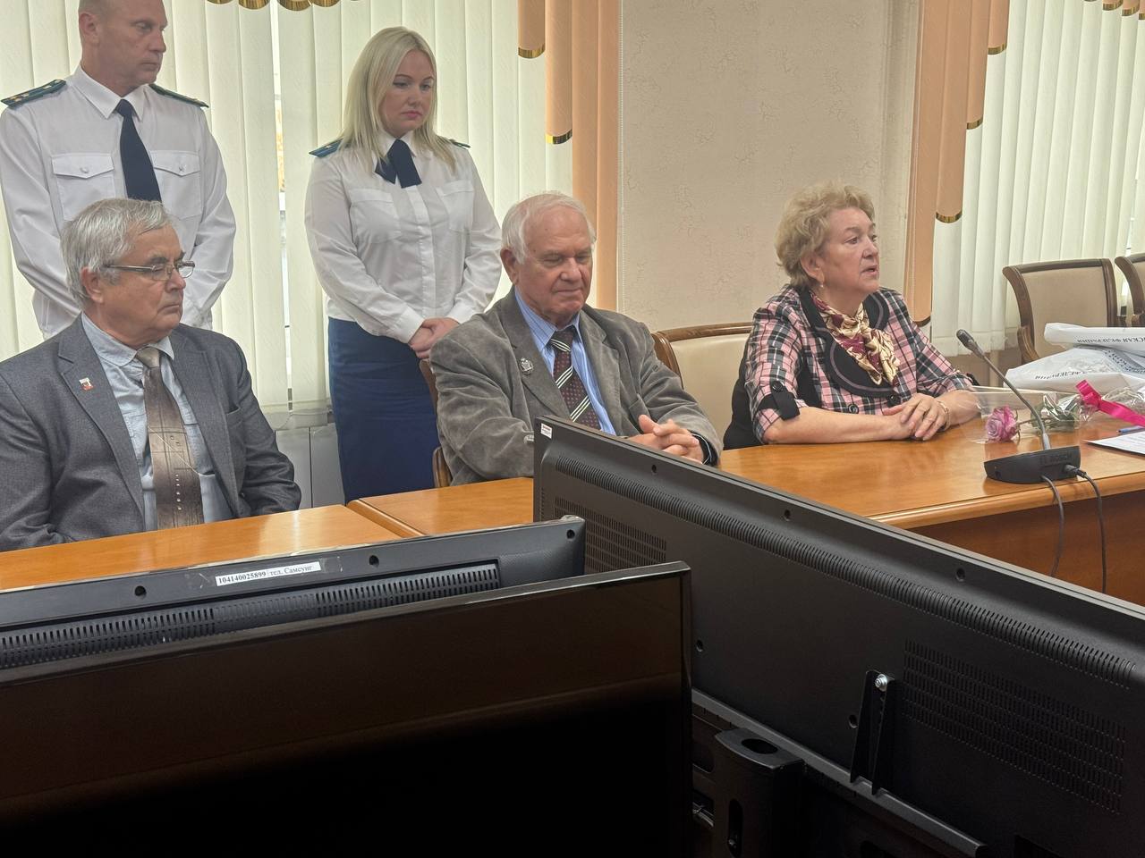 Сегодня, 28 октября 2025 года, пройдя успешно свою первую аттестацию, в прокуратуре Свердловской области приняли Присягу прокурора два молодых сотрудника, а еще пятерым были вручены их первые погоны Сегодня, 28 октября 2025 года, пройдя успешно свою первую аттестацию, в прокуратуре Свердловской области приняли Присягу прокурора два молодых сотрудника, а еще пятерым были вручены их первые погоны