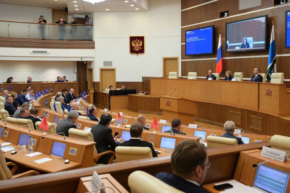 Денис Паслер поздравил Людмилу Бабушкину с вручением Ордена Почёта