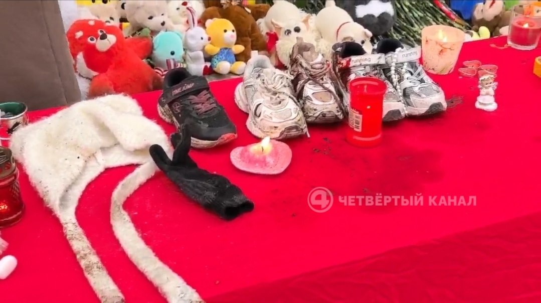 Уральцы собрались у мемориала на месте жуткого ДТП в Ревде У магазина - цветы, мягкие игрушки и личные вещи погибших: кроссовки, перчатки и шапка Уральцы собрались у мемориала на месте жуткого ДТП в Ревде У магазина - цветы, мягкие игрушки и личные вещи погибших: кроссовки, перчатки и шапка