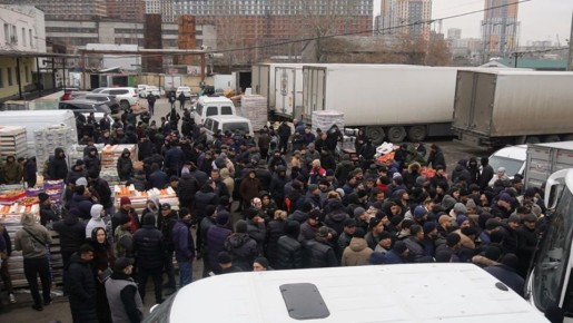 В Екатеринбурге силовики провели запланированный рейд на овощебазе №4 и задержали десятки нелегальных мигрантов