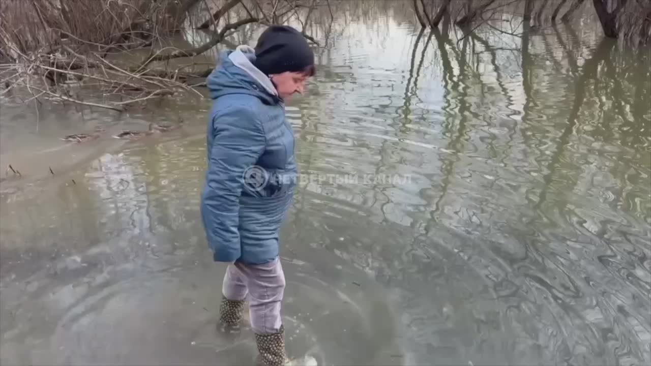 Добираются домой вплавь: улицу Летнюю в Екатеринбурге снова затопило