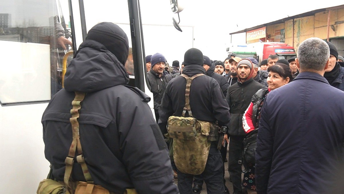 Овощебазу №4 в Екатеринбурге «зачистили» от нелегалов Овощебазу №4 в Екатеринбурге «зачистили» от нелегалов