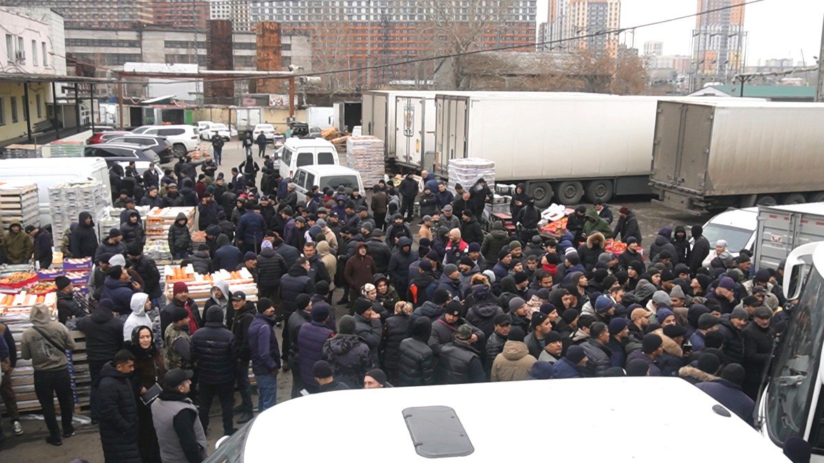 Овощебазу №4 в Екатеринбурге «зачистили» от нелегалов Овощебазу №4 в Екатеринбурге «зачистили» от нелегалов