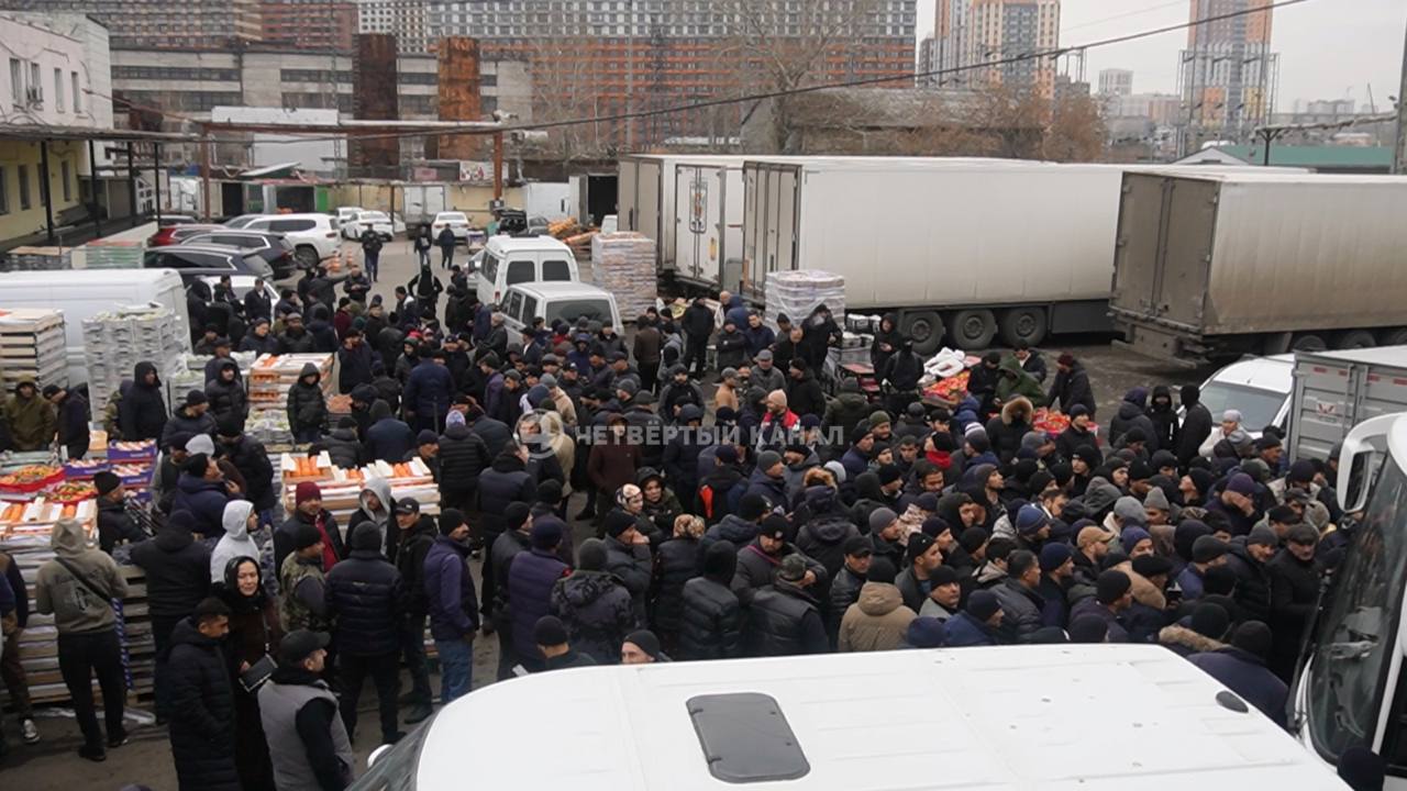 Прятались на складах с овощами и укрывались под фурами: 36 «нелегалов» задержали на овощебазе в Екатеринбурге Прятались на складах с овощами и укрывались под фурами: 36 «нелегалов» задержали на овощебазе в Екатеринбурге