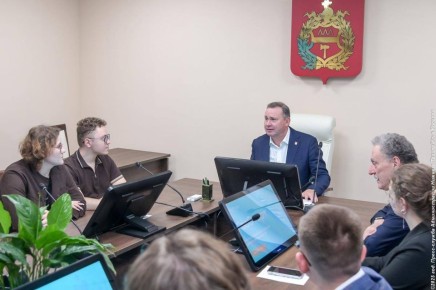 В рамках федерального проекта «ГосСтарт» глава города Владислав Пинаев вместе с председателем городской думы Вадимом Раудштейном и управляющим делами Марией Ивушкиной встретились с активной молодежью из городского...