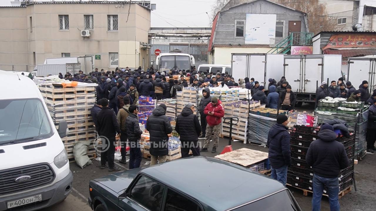 Прятались на складах с овощами и укрывались под фурами: 36 «нелегалов» задержали на овощебазе в Екатеринбурге