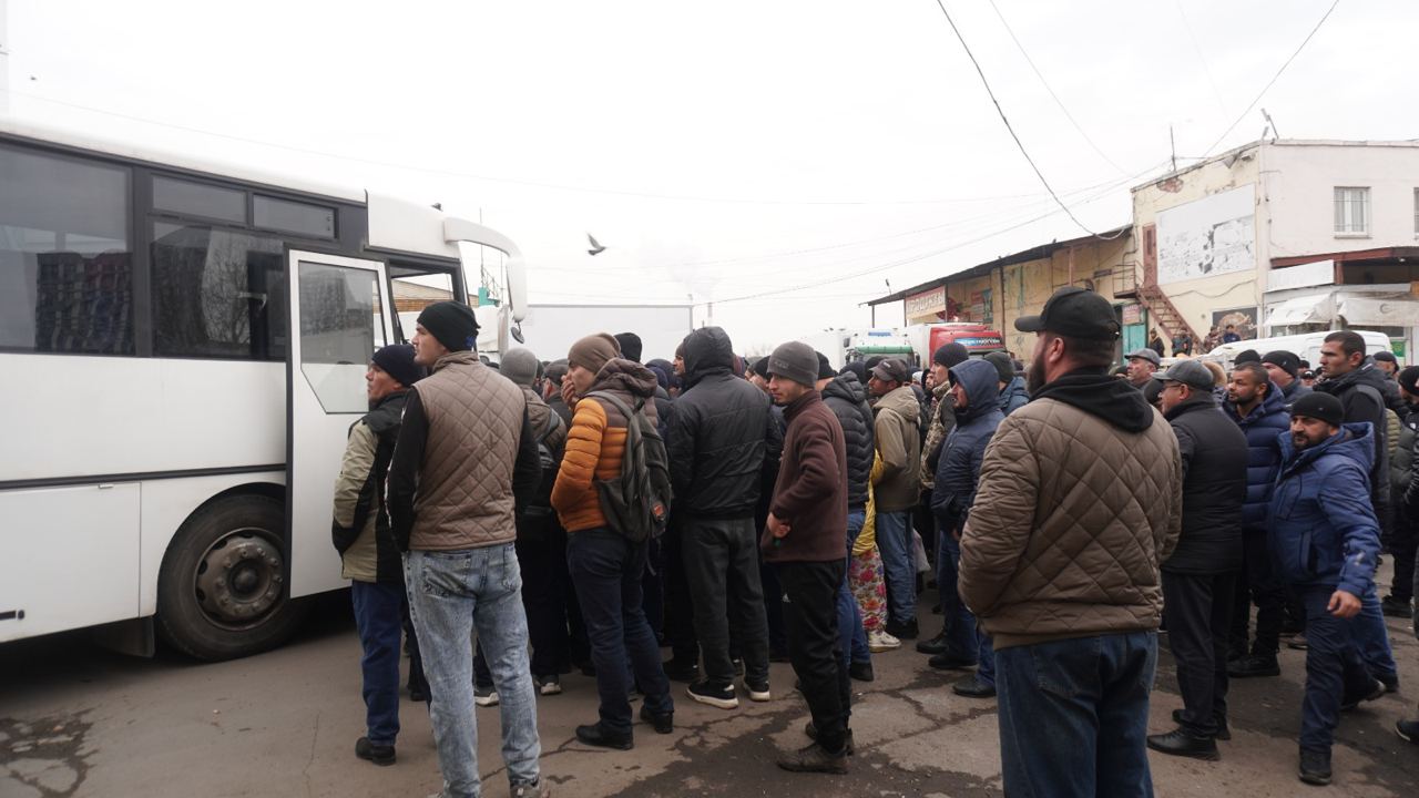 Чемодан — вокзал — домой. Скандальную овощебазу Екатеринбурга «зачистили» от нелегалов Чемодан — вокзал — домой. Скандальную овощебазу Екатеринбурга «зачистили» от нелегалов