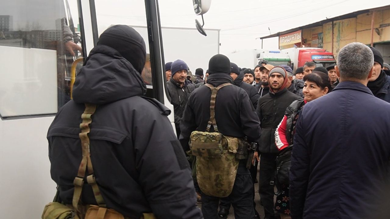 Чемодан — вокзал — домой. Скандальную овощебазу Екатеринбурга «зачистили» от нелегалов Чемодан — вокзал — домой. Скандальную овощебазу Екатеринбурга «зачистили» от нелегалов