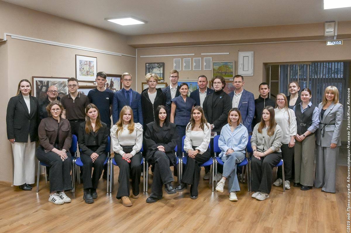 В рамках федерального проекта «ГосСтарт» глава города Владислав Пинаев вместе с председателем городской думы Вадимом Раудштейном и управляющим делами Марией Ивушкиной встретились с активной молодежью из городского... В рамках федерального проекта «ГосСтарт» глава города Владислав Пинаев вместе с председателем городской думы Вадимом Раудштейном и управляющим делами Марией Ивушкиной встретились с активной молодежью из городского...