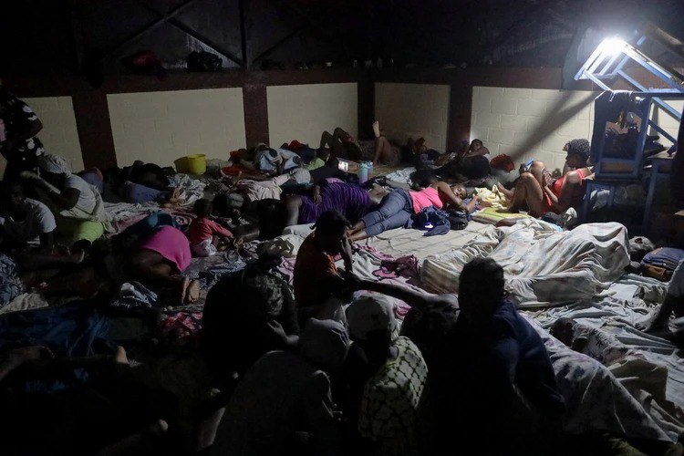 "Спасибо папе, научил выживать": русские на Ямайке пережили ураган "Мелисса", обложившись плитками и фанерой "Спасибо папе, научил выживать": русские на Ямайке пережили ураган "Мелисса", обложившись плитками и фанерой