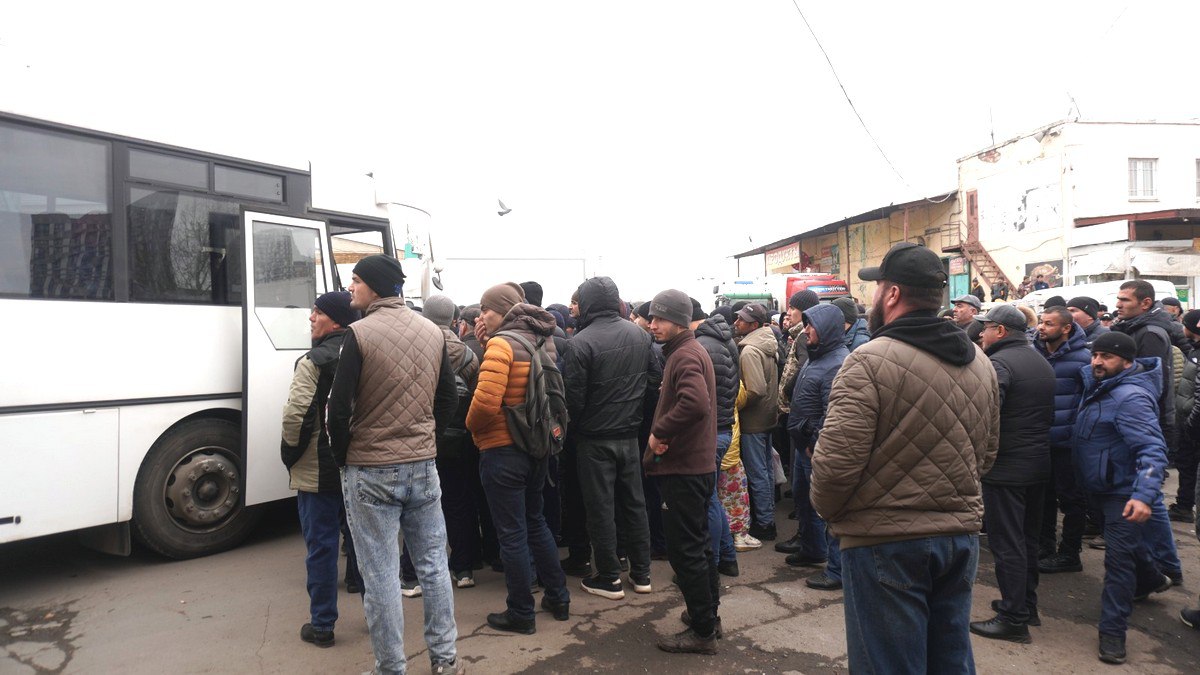 Овощебазу №4 в Екатеринбурге «зачистили» от нелегалов Овощебазу №4 в Екатеринбурге «зачистили» от нелегалов