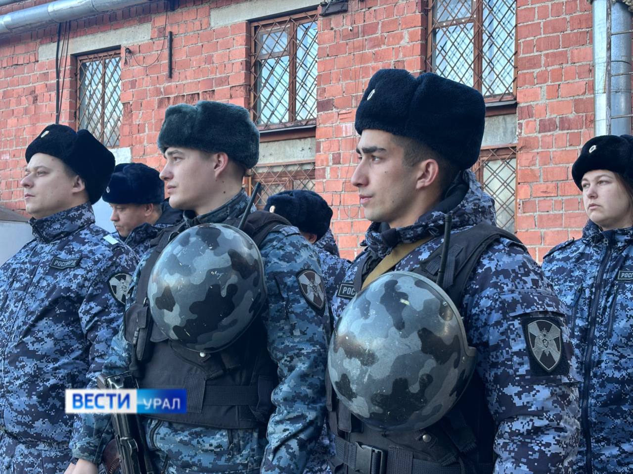 Они круглосуточно стоят на страже порядка Они круглосуточно стоят на страже порядка