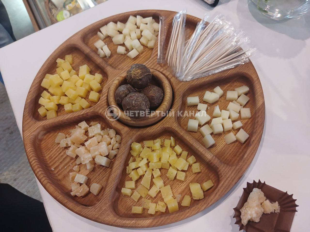 Уральский пармезан, колбасы и ирбитская молочка — такой "праздничный фуршет" устроили губернатору в его день рождения Уральский пармезан, колбасы и ирбитская молочка — такой "праздничный фуршет" устроили губернатору в его день рождения