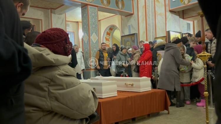 Дежурили медики и спасатели: в Ревде простились с погибшими в ДТП сёстрами Дежурили медики и спасатели: в Ревде простились с погибшими в ДТП сёстрами