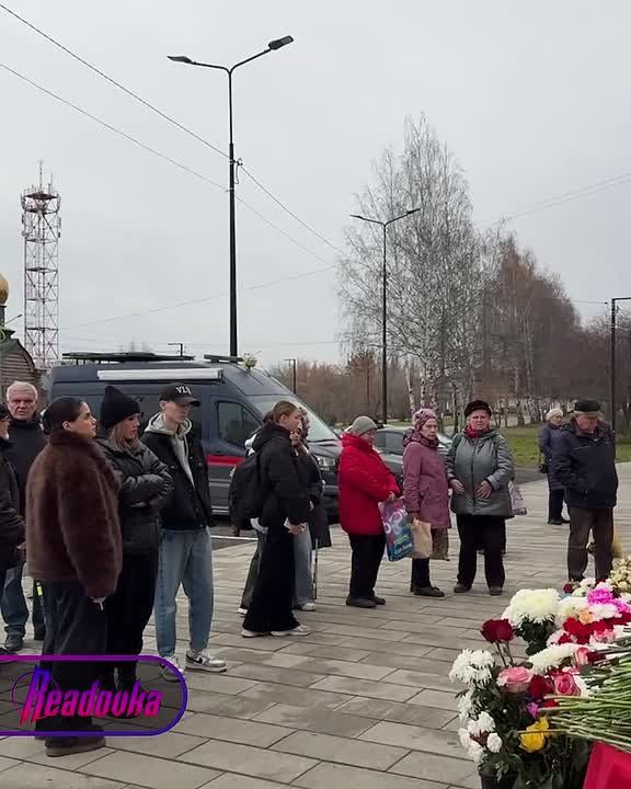 В Ревде жители прощаются с двумя девочками, которых задавил пьяный водитель