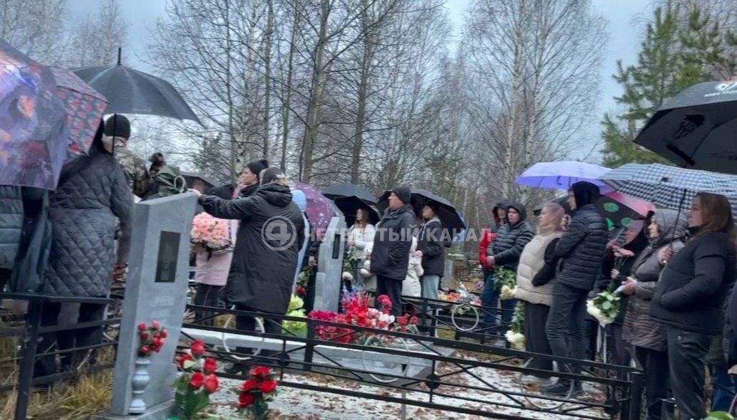 Дежурили медики и спасатели: в Ревде простились с погибшими в ДТП сёстрами Дежурили медики и спасатели: в Ревде простились с погибшими в ДТП сёстрами