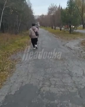 Школьницы ради хайпа избили пенсионера в Свердловской области — полиция ищет участниц