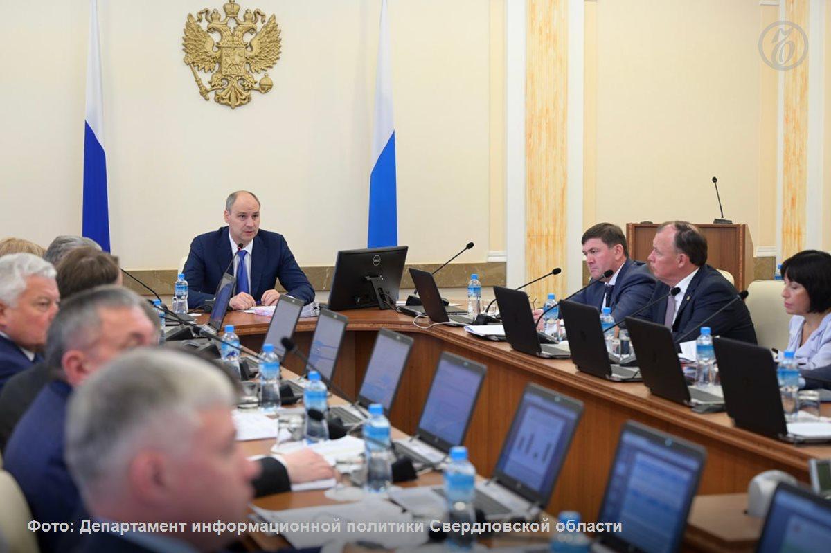 Поступления в бюджет Свердловской области в 2026 году запланированы в объеме 504,4 млрд руб., расходы казны Среднего Урала — в 536,3 млрд руб., рассказал на заседании областного правительства министр финансов региона...