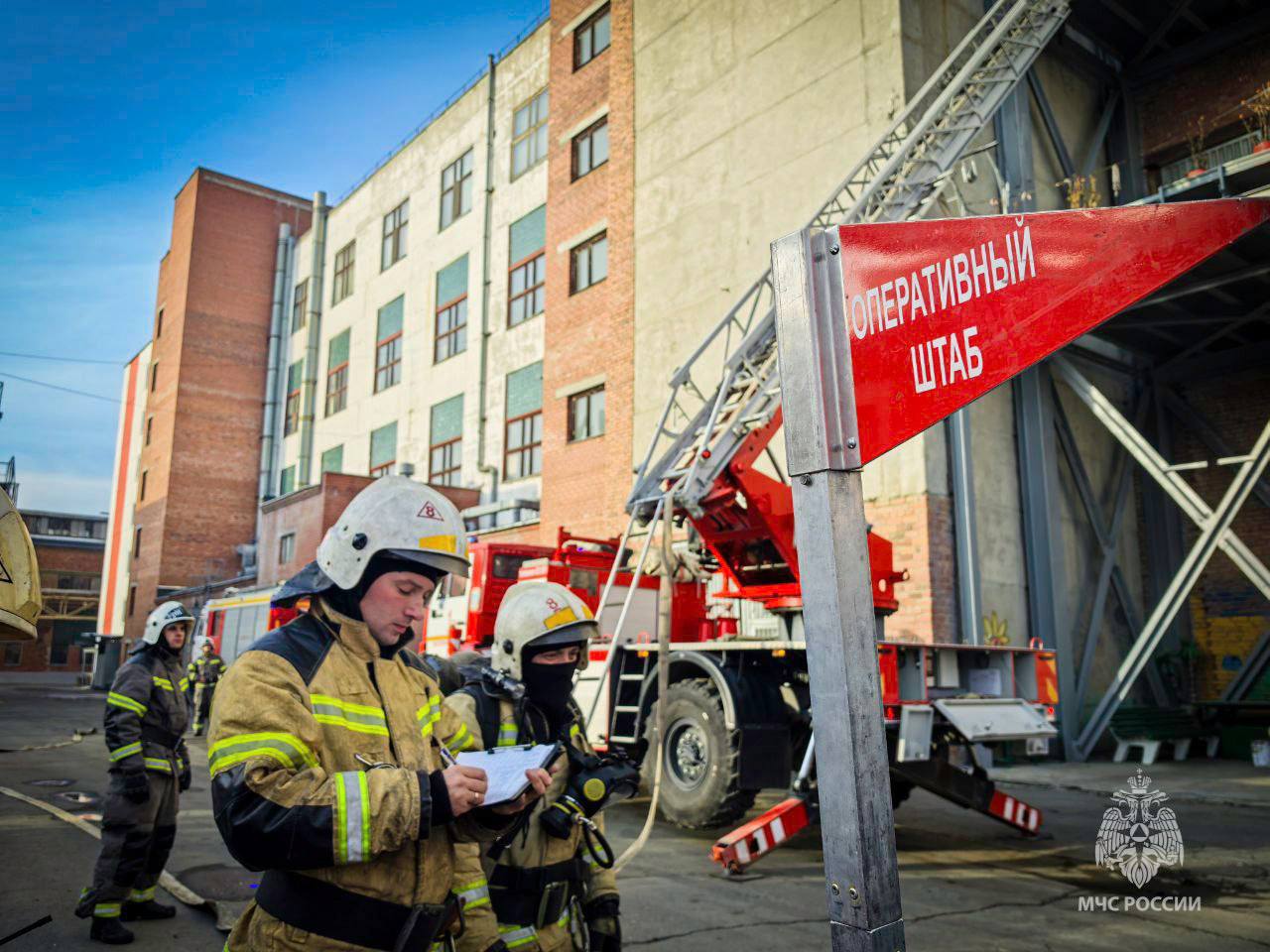 Пожар площадью 300 квадратных метров ликвидировали свердловские огнеборцы Пожар площадью 300 квадратных метров ликвидировали свердловские огнеборцы