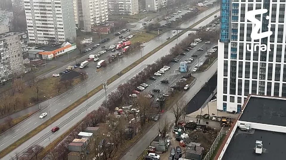 Атмосферное утро, екатеринбуржцы! Советуем сегодня взять зонт и быть аккуратней