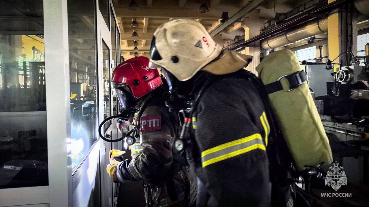 Пожар площадью 300 квадратных метров ликвидировали свердловские огнеборцы Пожар площадью 300 квадратных метров ликвидировали свердловские огнеборцы