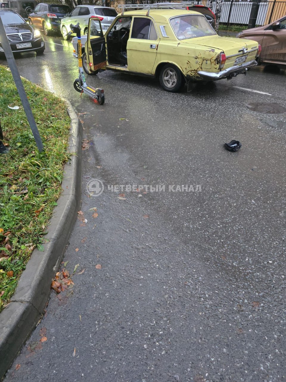 Пьяный самокатчик врезался в машину и подрался с водителем Пьяный самокатчик врезался в машину и подрался с водителем