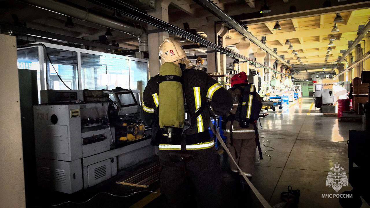 Пожар площадью 300 квадратных метров ликвидировали свердловские огнеборцы Пожар площадью 300 квадратных метров ликвидировали свердловские огнеборцы