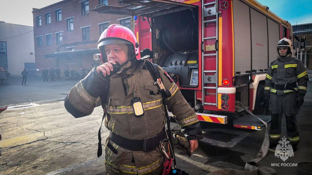 Пожар площадью 300 квадратных метров ликвидировали свердловские огнеборцы Пожар площадью 300 квадратных метров ликвидировали свердловские огнеборцы