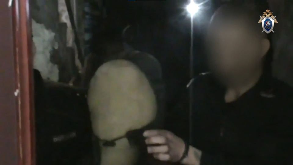 Оставил тело в подвале, накрыв дверью