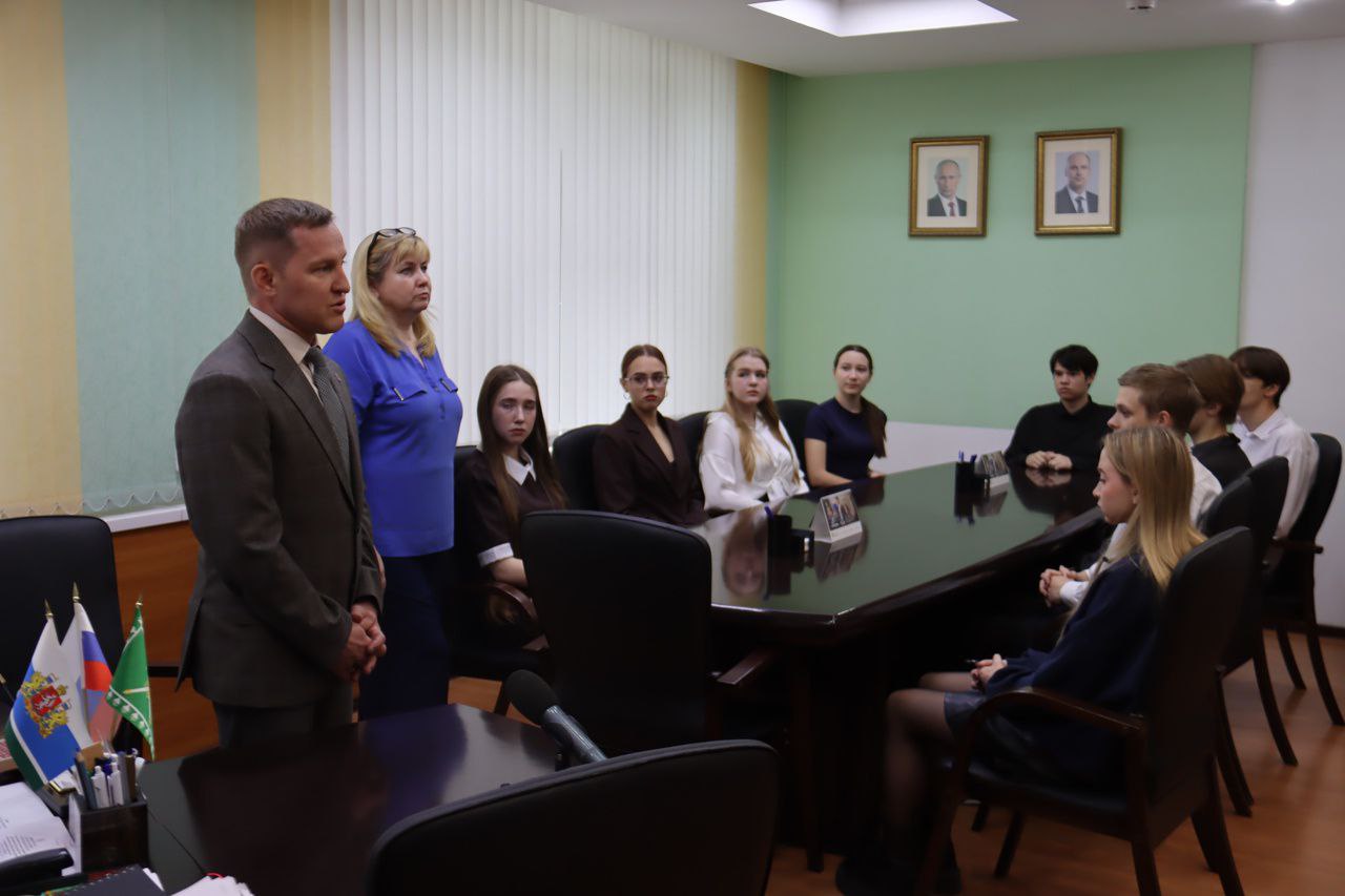 Старшеклассники Лесного познакомились с работой городской администрации