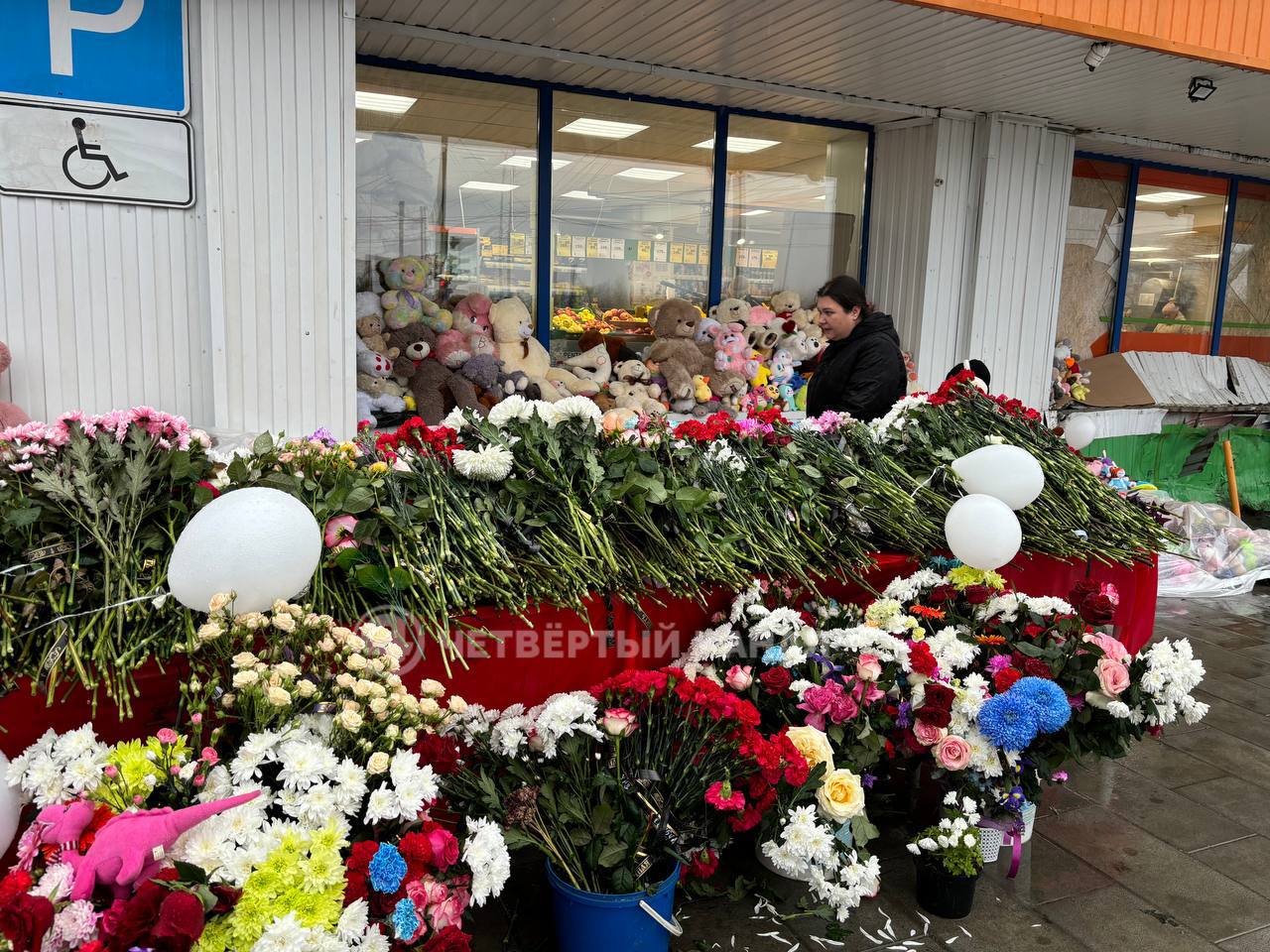 Дежурили медики и спасатели: в Ревде простились с погибшими в ДТП сёстрами Дежурили медики и спасатели: в Ревде простились с погибшими в ДТП сёстрами