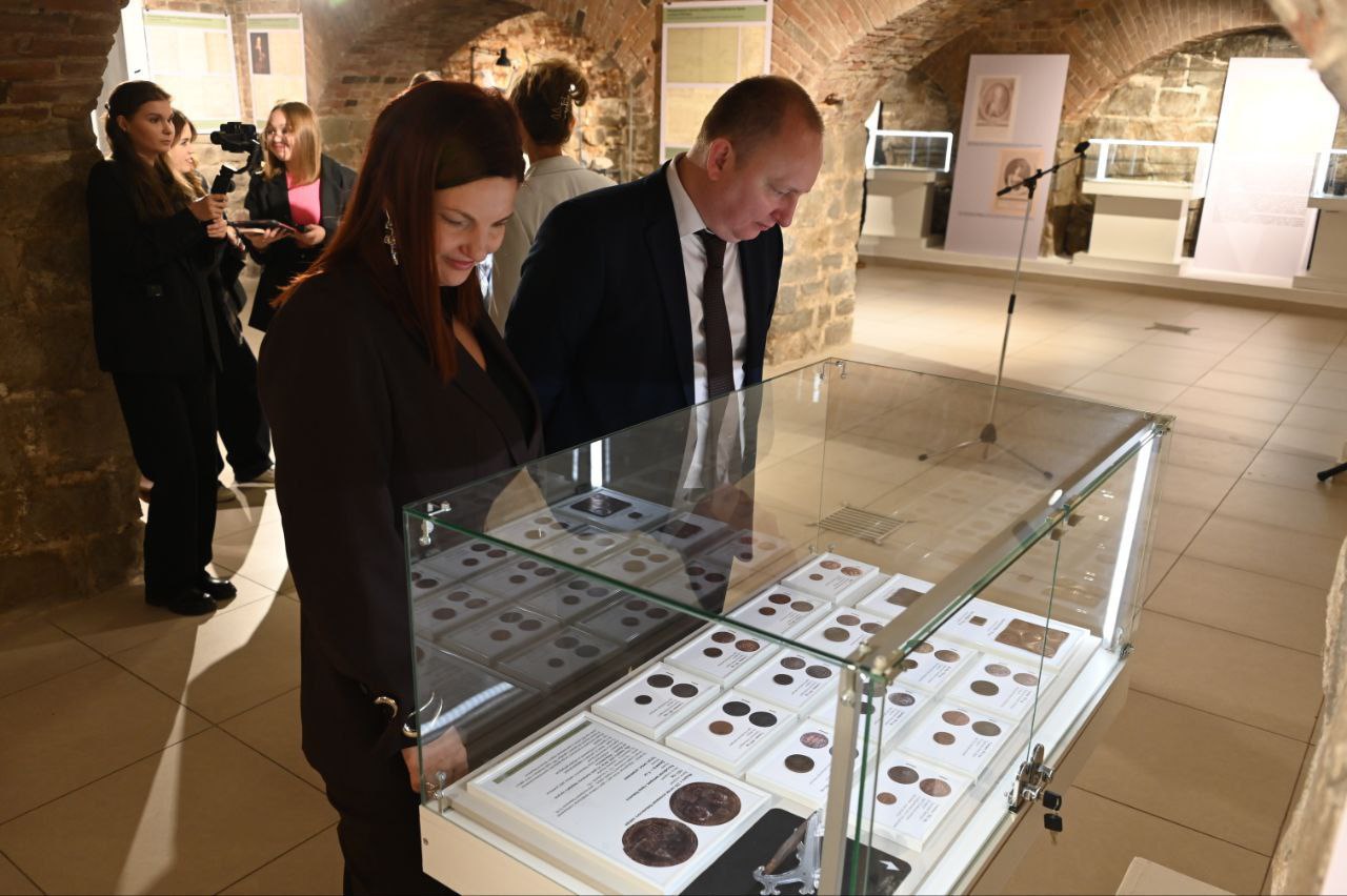 В Музее архитектуры и дизайна УрГАХУ открылась выставка архивных документов «Горнозаводской Урал. История становления» В Музее архитектуры и дизайна УрГАХУ открылась выставка архивных документов «Горнозаводской Урал. История становления»