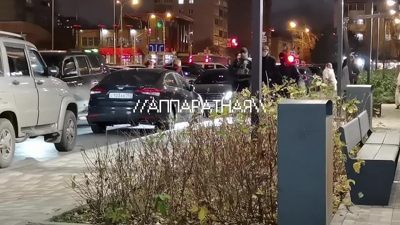 В Екатеринбурге силовики со спецназом нагрянули в офис вора в законе Георгия Акоева