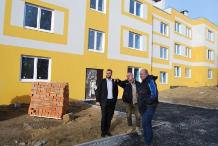 ГЛАВный контроль: глава Белоярского округа Григорий Вихарев вместе с обозревателем «ОГ» Михаилом Батуриным проинспектировали работы на социально важных объектах