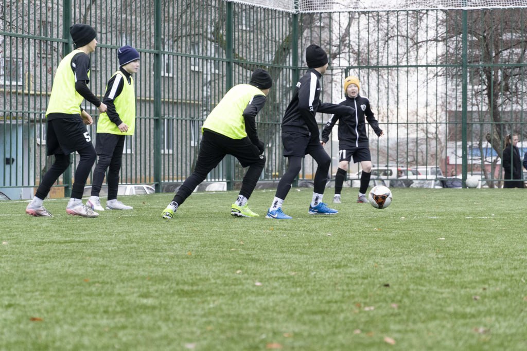 Хоккейный корт и мини футбольное поле: в Екатеринбурге продолжают развивать дворовый спорт