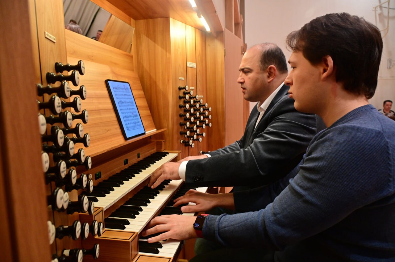 Перекинуть мостик в современную классику: в Свердловской филармонии появился главный приглашенный органист Перекинуть мостик в современную классику: в Свердловской филармонии появился главный приглашенный органист