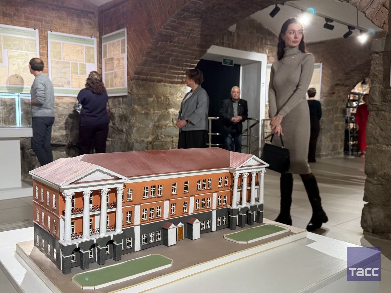 1234 Архивные документы о строительстве предприятий и заводов династией Демидовых представили в Екатеринбурге 1234 Архивные документы о строительстве предприятий и заводов династией Демидовых представили в Екатеринбурге