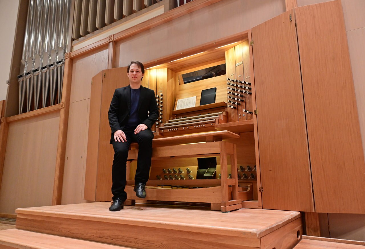 Перекинуть мостик в современную классику: в Свердловской филармонии появился главный приглашенный органист