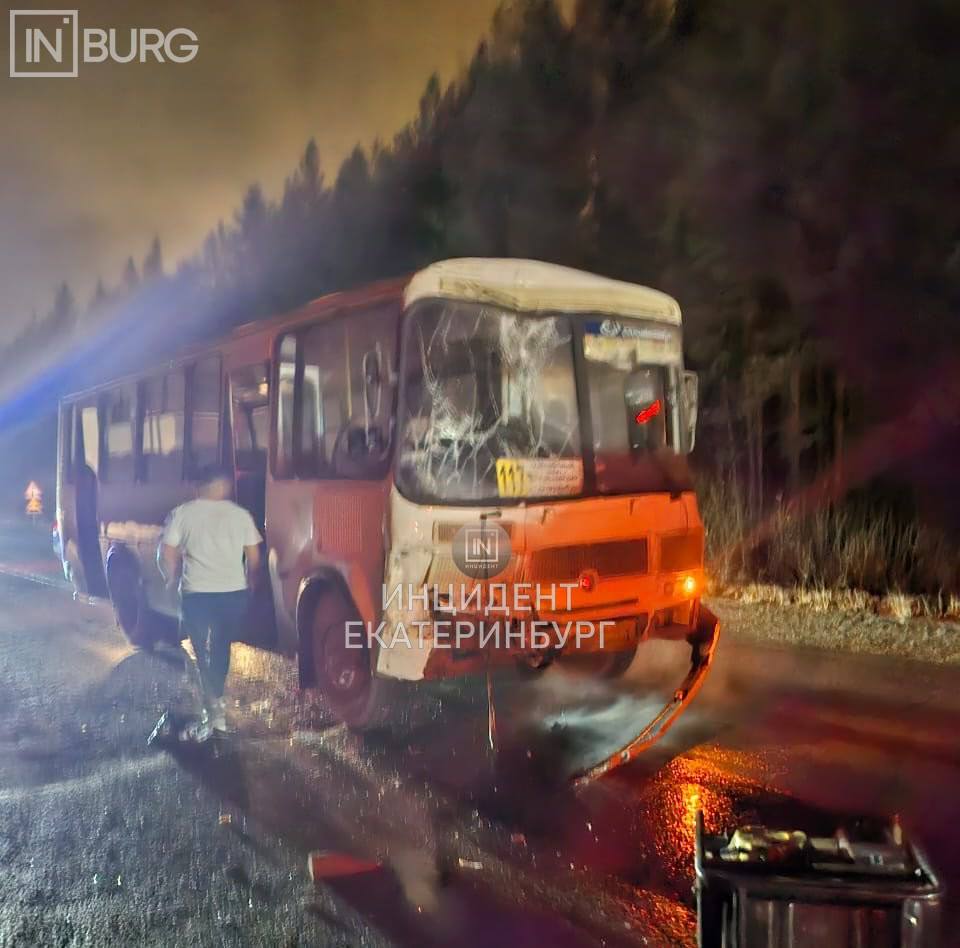 Пассажирский автобус столкнулся с грузовиком в Березовском