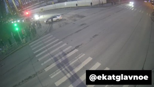 Машина вылетела на тротуар в Екатеринбурге