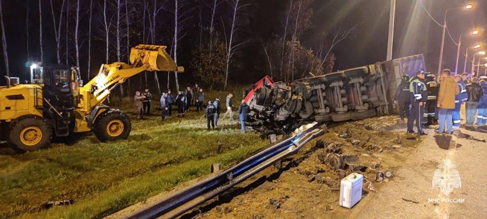 Шесть человек, в том числе ребенок, погибли в аварии с участием микроавтобуса, грузовика и легковушки на трассе Орел — Тамбов