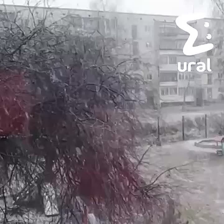 Снег идёт в Екатеринбурге и соседних городах