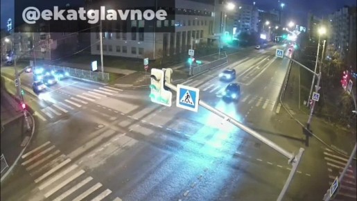 И еще одна авария произошла утром, где машина вылетела на тротуар